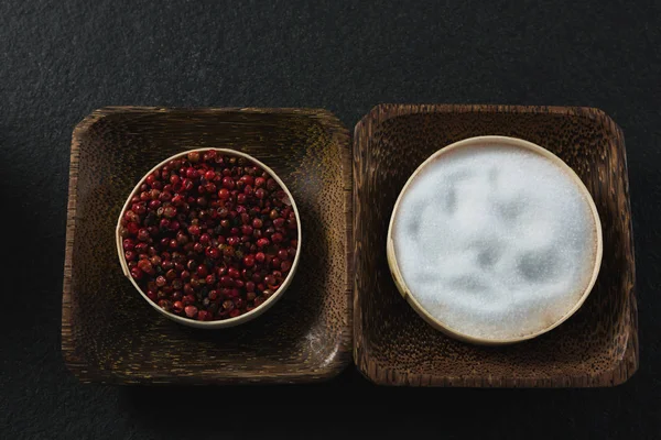 Pimienta rosa y sal en un plato —  Fotos de Stock