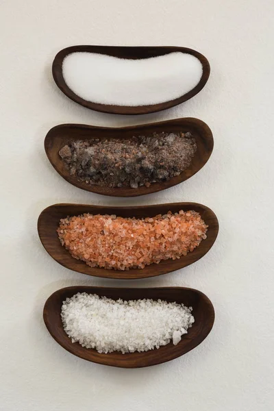 Различные виды соли в миске — стоковое фото