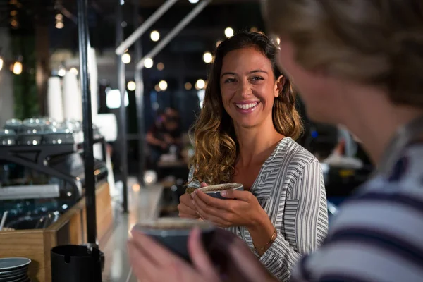 Frau interagiert beim Kaffeetrinken — Stockfoto