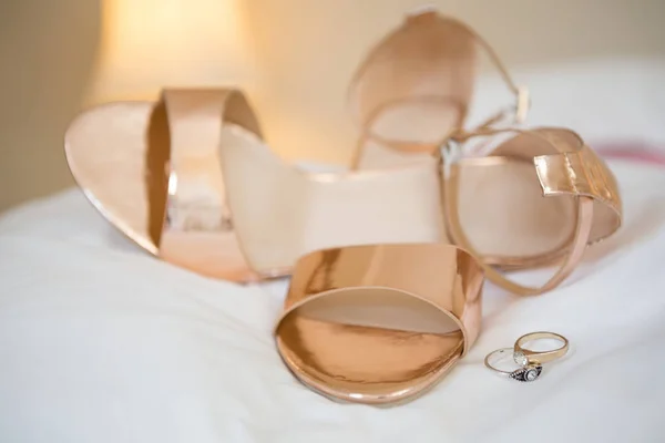 Sandalen met ringen op tafel — Stockfoto