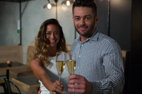 Paar hält Champagnerglas in der Hand — Stockfoto
