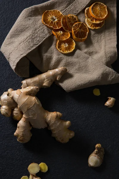 Τζίντζερ και αποξηραμένο πορτοκάλι κομμένο σε φέτες — Φωτογραφία Αρχείου