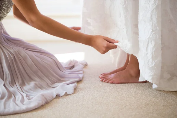 Damigella d'onore aiutare la sposa a prepararsi — Foto Stock