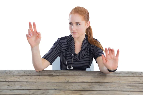 Medico femminile toccare schermo invisibile a tavola — Foto Stock