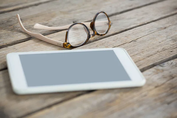 Primo piano di occhiali e tablet — Foto Stock