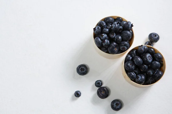 Schale mit Blaubeeren auf weiß — Stockfoto