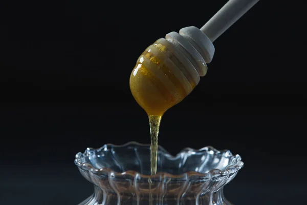 Honey pouring into a jar — Stock Photo, Image