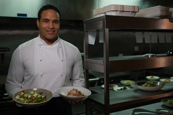 Chef présentant ses assiettes alimentaires — Photo