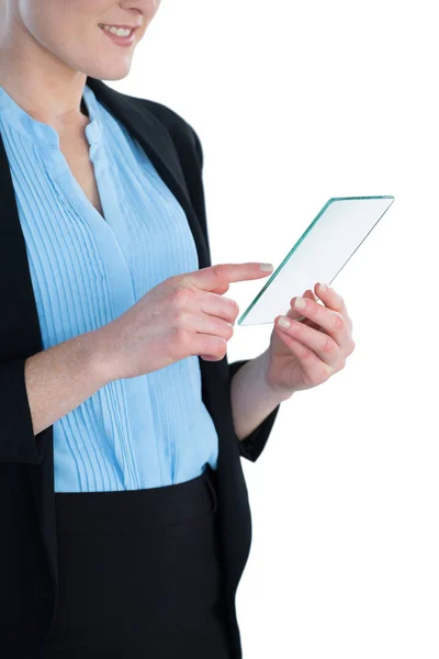 Femme d'affaires portant costume en utilisant une interface en verre — Photo