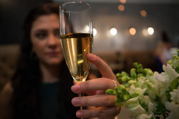 Mooie vrouw bedrijf champagne — Stockfoto