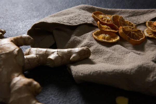 Имбирь и сушеный апельсин, нарезанный на ткани — стоковое фото