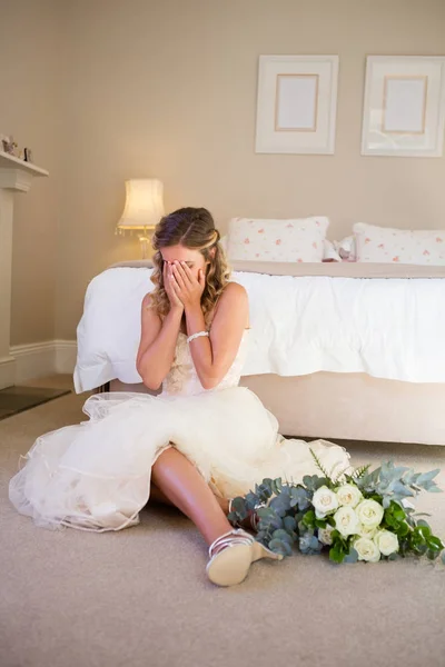 Noiva em vestido de noiva chorando — Fotografia de Stock