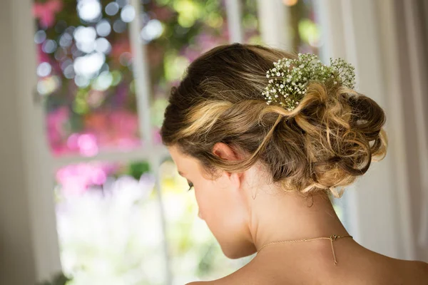 Zbliżenie na włosy panny młodej z kwiatami — Zdjęcie stockowe