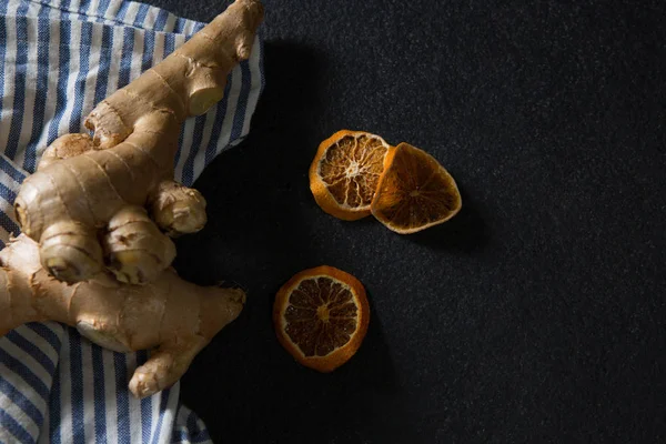 Gyömbér és a szárított, szeletelt narancs — Stock Fotó