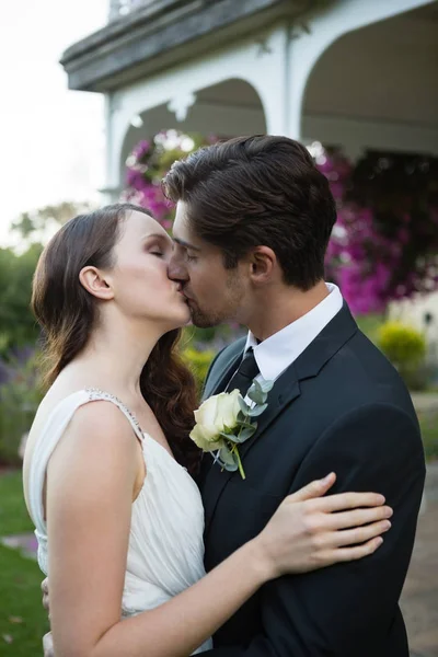 Casal romântico beijando — Fotografia de Stock