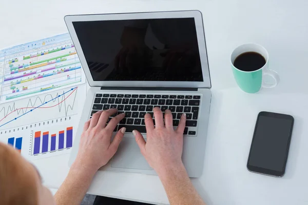 Üzletasszony laptop használatával különböző grafikonok — Stock Fotó