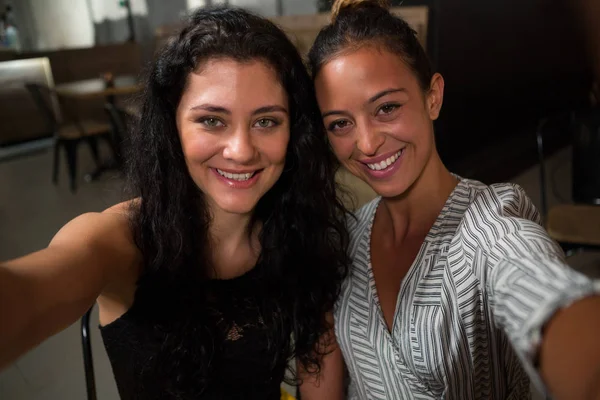 Vrienden poseren in restaurant — Stockfoto