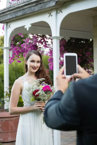 Handen van fotograferen bruid bruidegom — Stockfoto