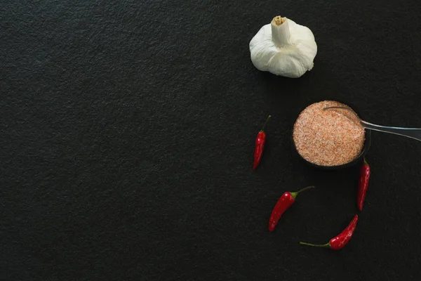 Σκόρδο, κόκκινο πιπέρι τσίλι και το αλάτι — Φωτογραφία Αρχείου