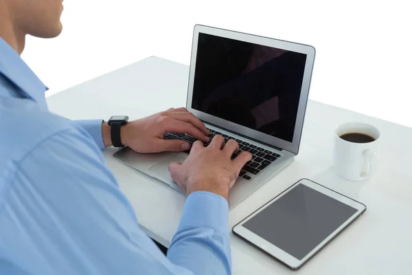 Бизнесмен за столом с ноутбуком — стоковое фото