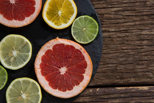 Various citrus slices in tray — Stock Photo, Image
