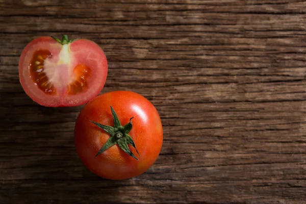 Pomodoro sul tavolo di legno — Foto Stock