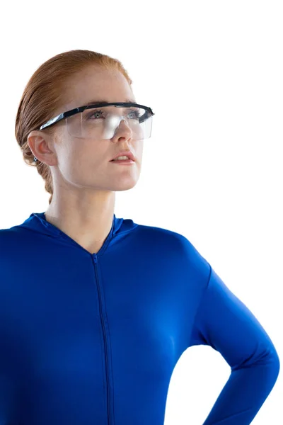 Молода бізнес-леді використовує розумні окуляри — стокове фото