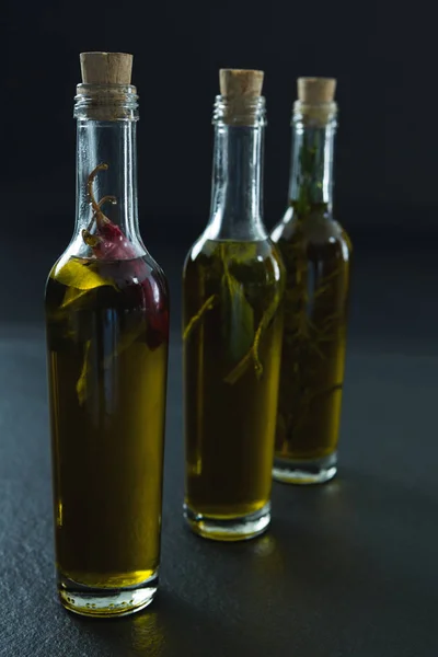 Bottiglie di olio d'oliva con erbe aromatiche — Foto Stock