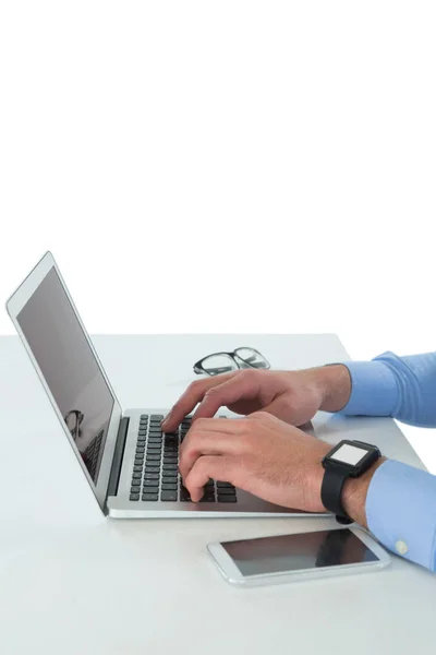 Homem de negócios usando computador portátil à mesa — Fotografia de Stock