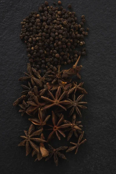 Star anises a černých papriček — Stock fotografie