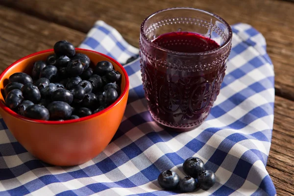 Μπολ με blueberries και χυμού στο ξύλινο τραπέζι — Φωτογραφία Αρχείου