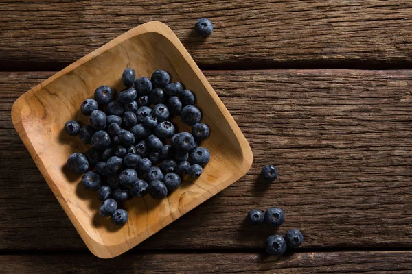 Teller mit Blaubeeren auf dem Tisch — Stockfoto