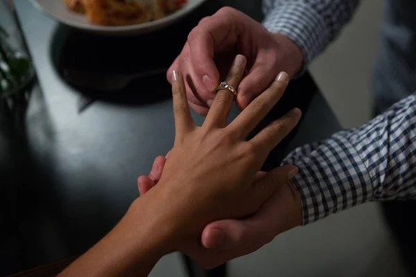 Hombre poniendo anillo en dedo de mujer — Foto de Stock