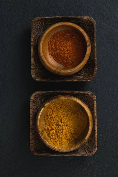 Poudre de chili rouge et poudre de curcuma — Photo