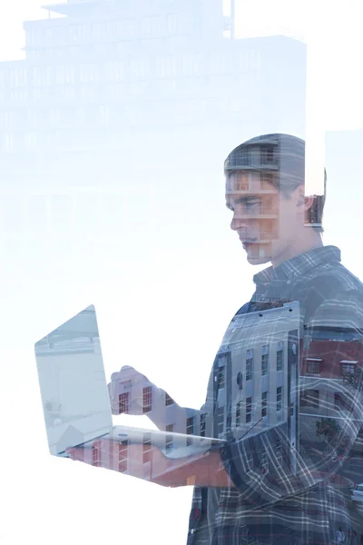 Homem de negócios usando laptop refletindo na janela — Fotografia de Stock