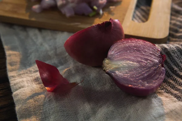 Geschnittene Zwiebel auf einem Serviettentuch — Stockfoto