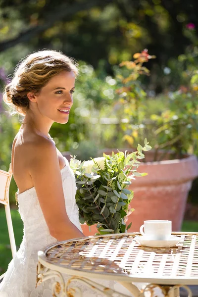 Bride holding bouquet looking away — Stock Photo, Image