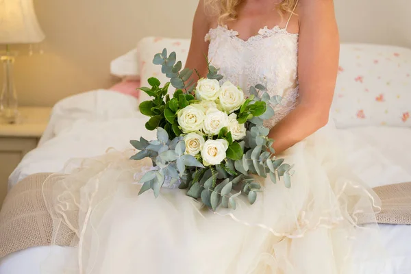 Braut im Brautkleid mit Blumenstrauß — Stockfoto