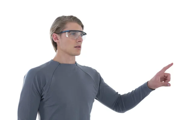 Geschäftsmann gestikuliert mit smarter Brille — Stockfoto