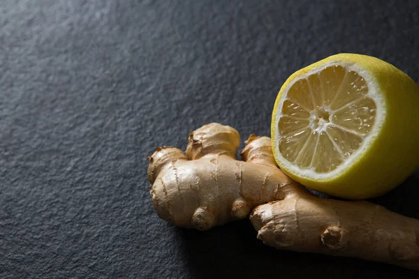 Ingefära och halverad citron — Stockfoto