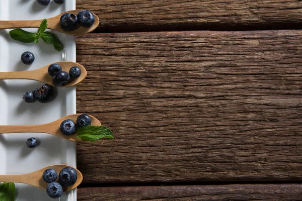 Arándanos con menta en cuchara de madera — Foto de Stock