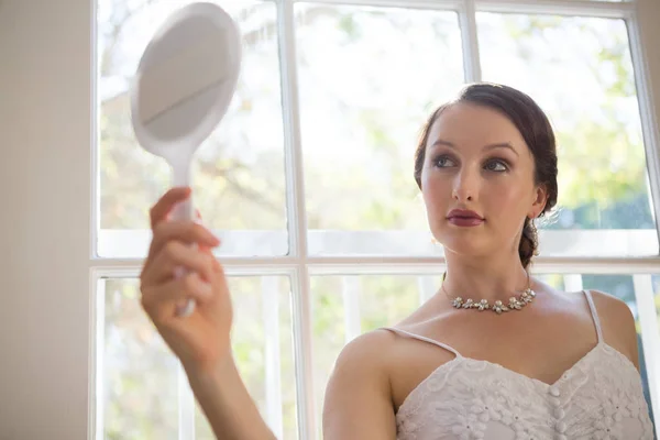 Sposa guardando nello specchio della mano — Foto Stock