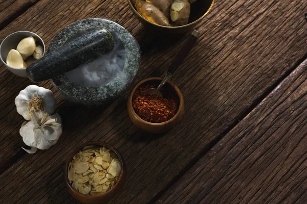 Olika typer av kryddor i skål — Stockfoto