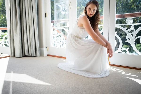 Bruid op zoek weg terwijl crouching door deur — Stockfoto