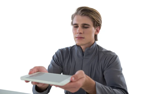 Молодой бизнесмен держит планшет — стоковое фото
