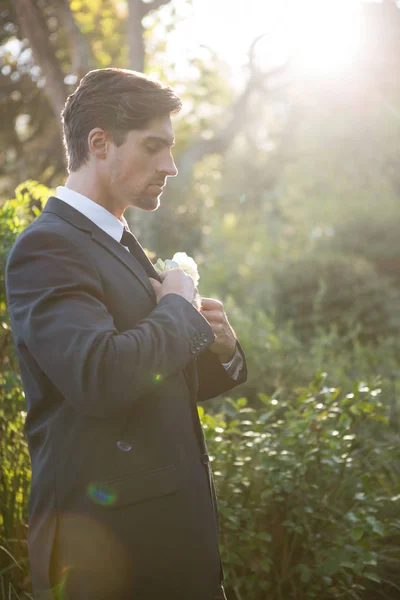 Novio seguro ajustando corbata en el parque —  Fotos de Stock