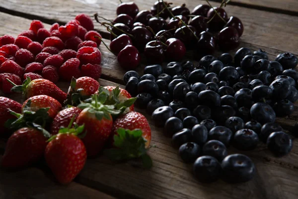 Frutta su tavolo di legno — Foto Stock