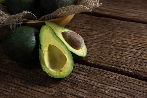 Avokado på träbord — Stockfoto