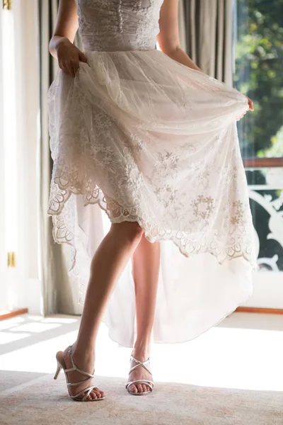 Novia en vestido de novia y sandalias — Foto de Stock