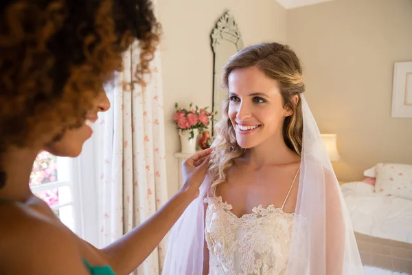 Schoonheidsspecialiste omhoog het kleden van de bruid thuis — Stockfoto